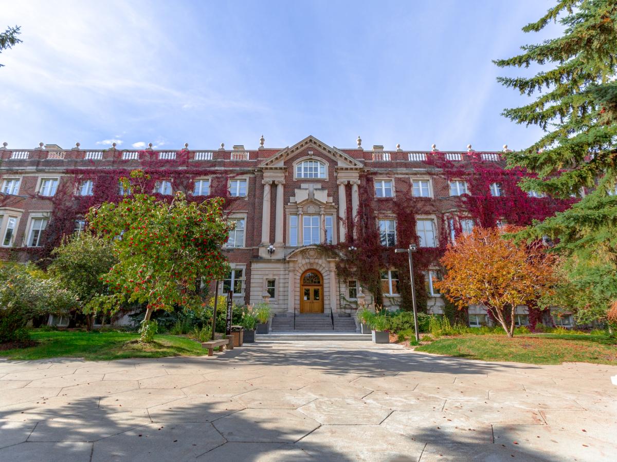 加拿大阿尔伯塔大学 Arts Building 建筑实景（2013年历史照片），仅作院校识别，不代表具体项目所属学院、授课地点或出境要求。