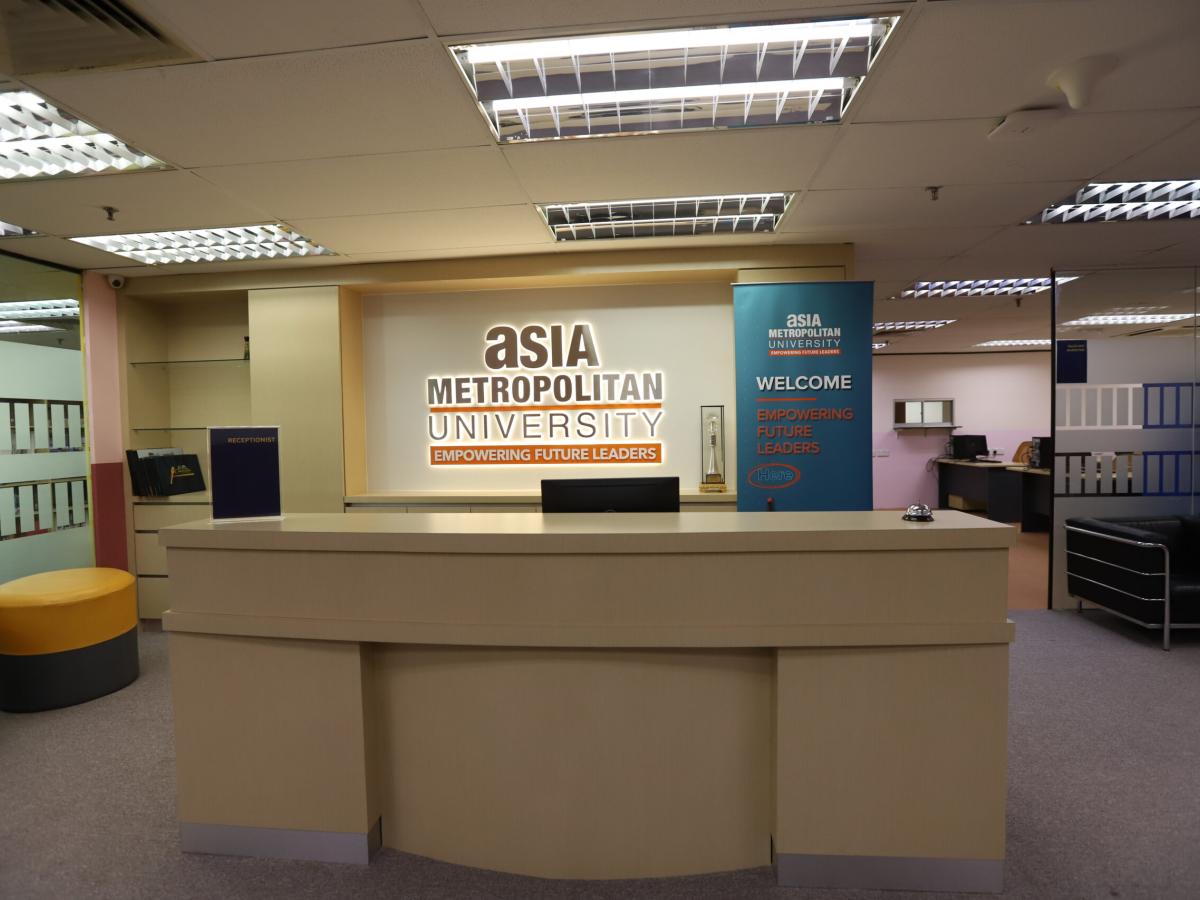 马来西亚亚洲城市大学AMU官网梳邦再也校区接待大厅与校名标识实景，仅作院校识别，不代表具体项目授课地点或出境要求。