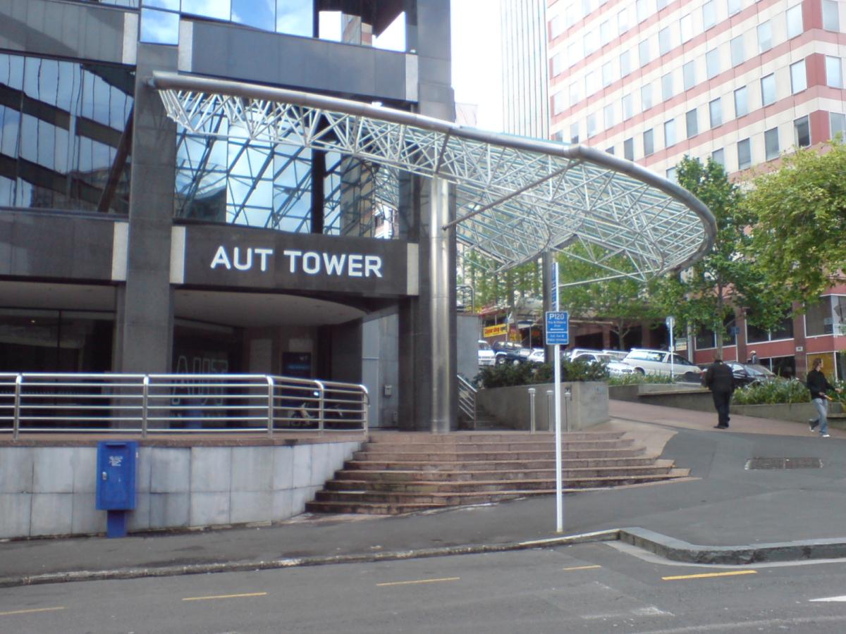 新西兰奥克兰理工大学 AUT Tower（WT楼）入口实景（2008年历史照片），仅作院校识别，不代表具体项目授课地点或出境要求。