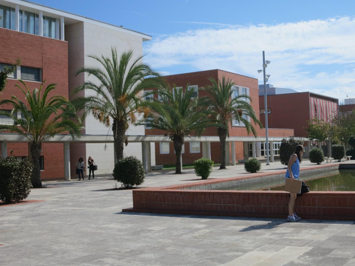 葡萄牙阿威罗大学 Santiago 校区中央建筑与柱廊实景（2012年历史照片），仅作院校识别，不代表具体项目授课地点或出境要求。