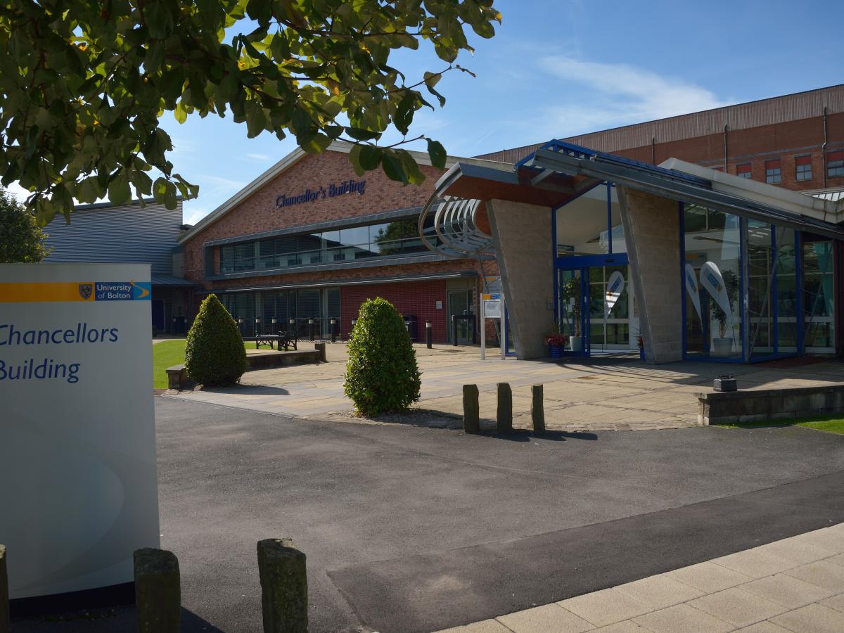 英国博尔顿大学 Chancellor&rsquo;s Building 实景（历史资料照片），仅作院校识别，不代表具体项目授课地点或出境要求。