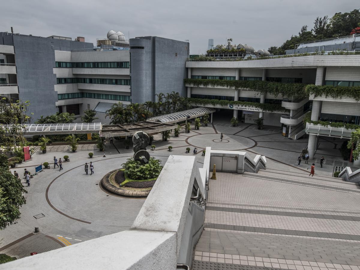 香港城市大学主庭院与教学楼实景（2016年照片），仅作院校识别，不代表具体项目授课地点或出境要求。