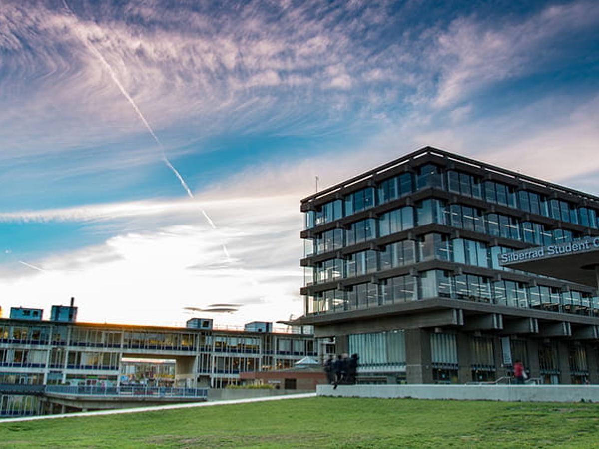 埃塞克斯大学官网Colchester校区建筑实景，仅作院校识别，不代表具体项目授课地点或出境要求。