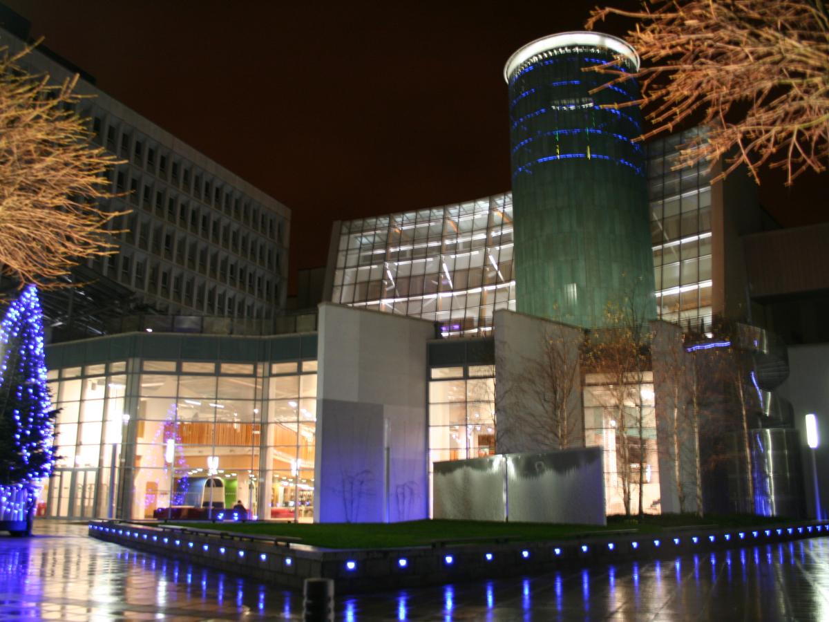 英国格拉斯哥加利多尼亚大学 Saltire Centre 建筑夜景（2008年历史照片），仅作院校识别，不代表具体项目授课地点或出境要求。
