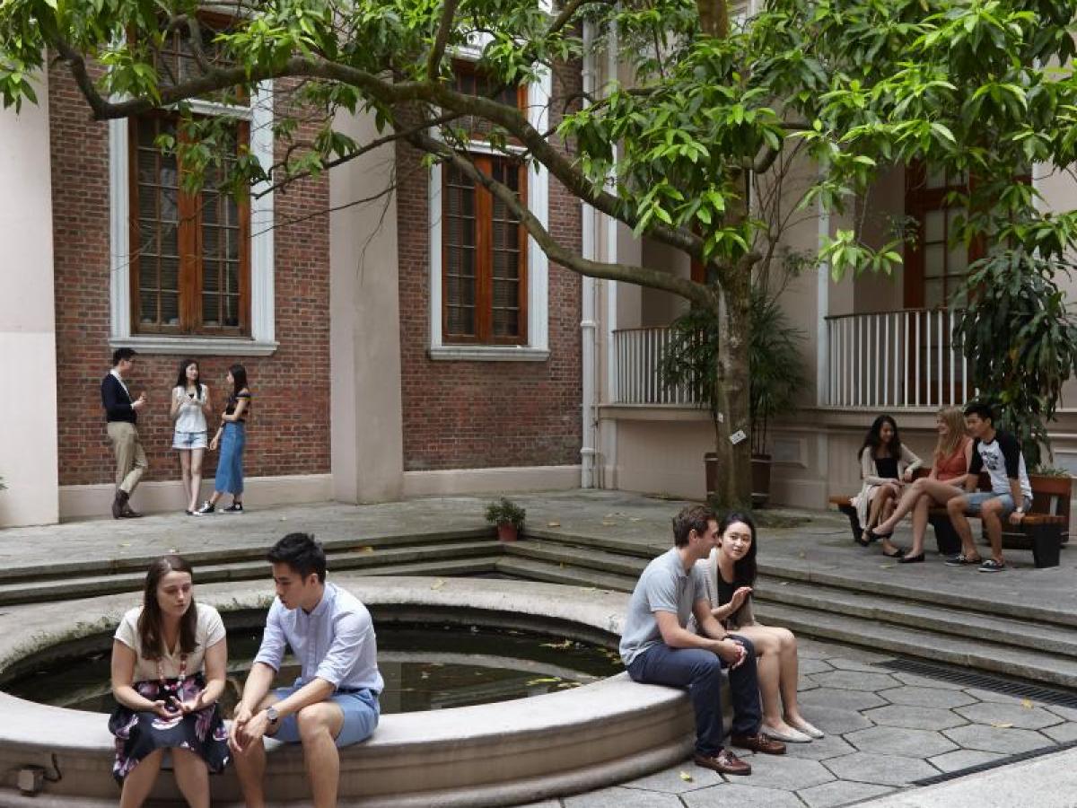 香港大学官方访校页面的校园庭院人物照片，仅作院校识别，不代表相关项目学员、授课地点或出境要求。