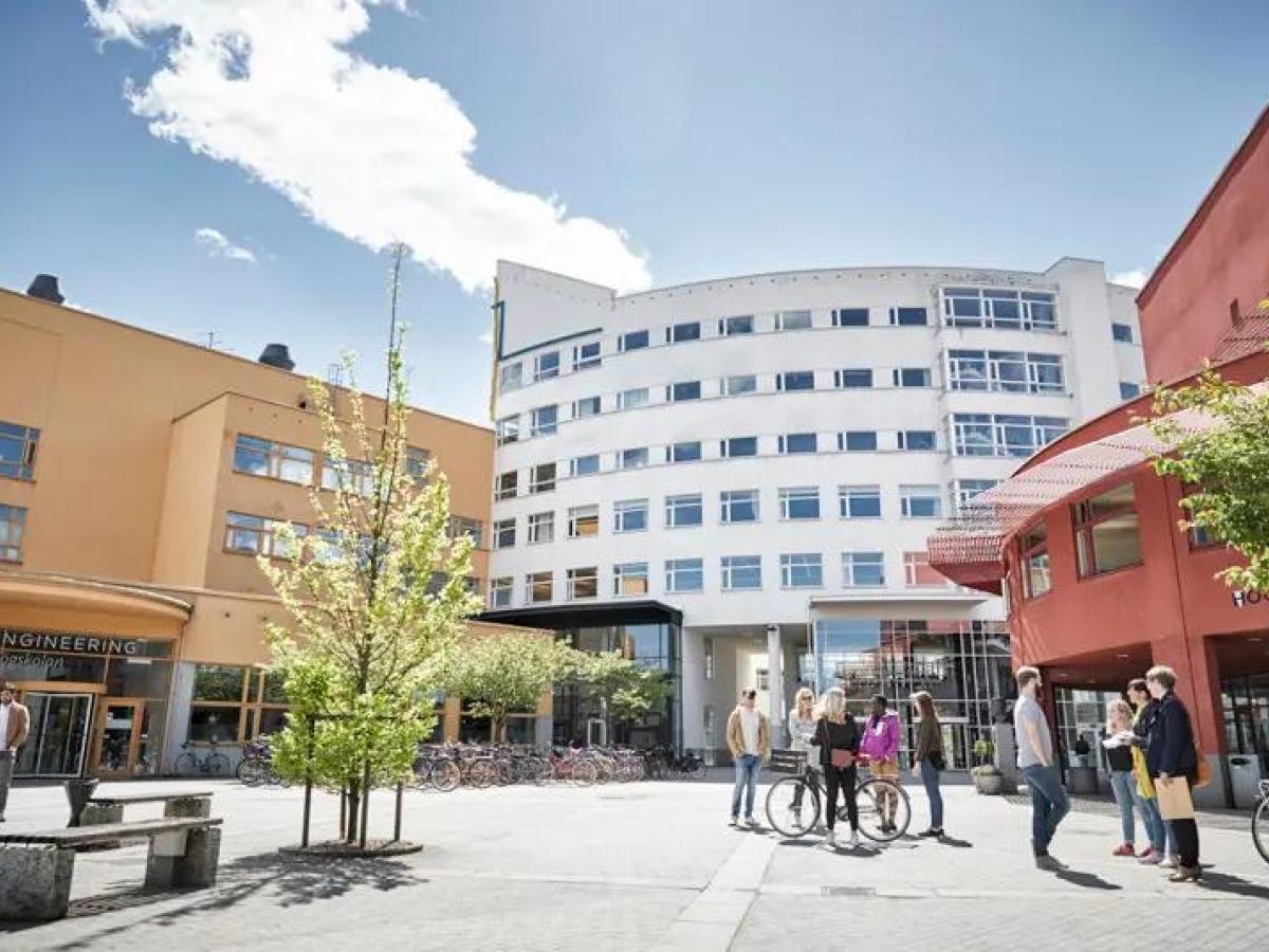 瑞典延雪平大学官网校园楼宇及广场实景，仅作院校识别，不代表具体项目授课地点或出境要求。