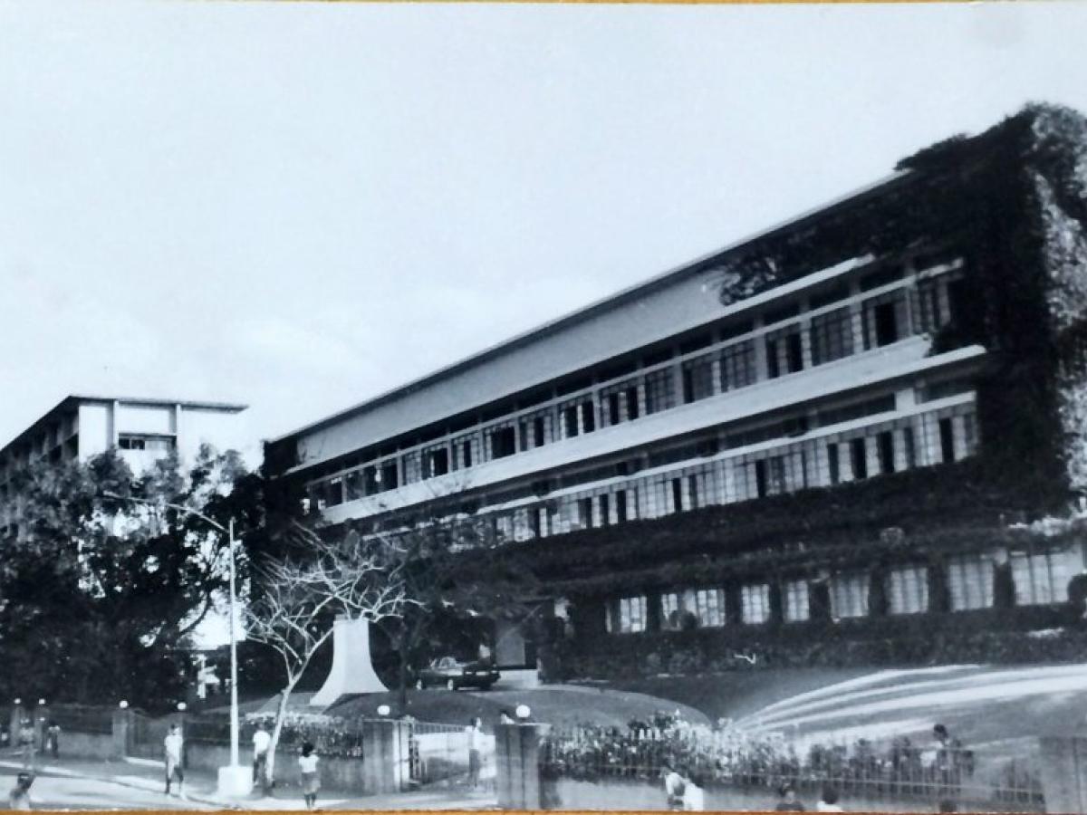 菲律宾国父大学官网校史中的校园建筑历史照片，非当前校园现状；仅作院校识别，不代表具体项目授课地点或出境要求。