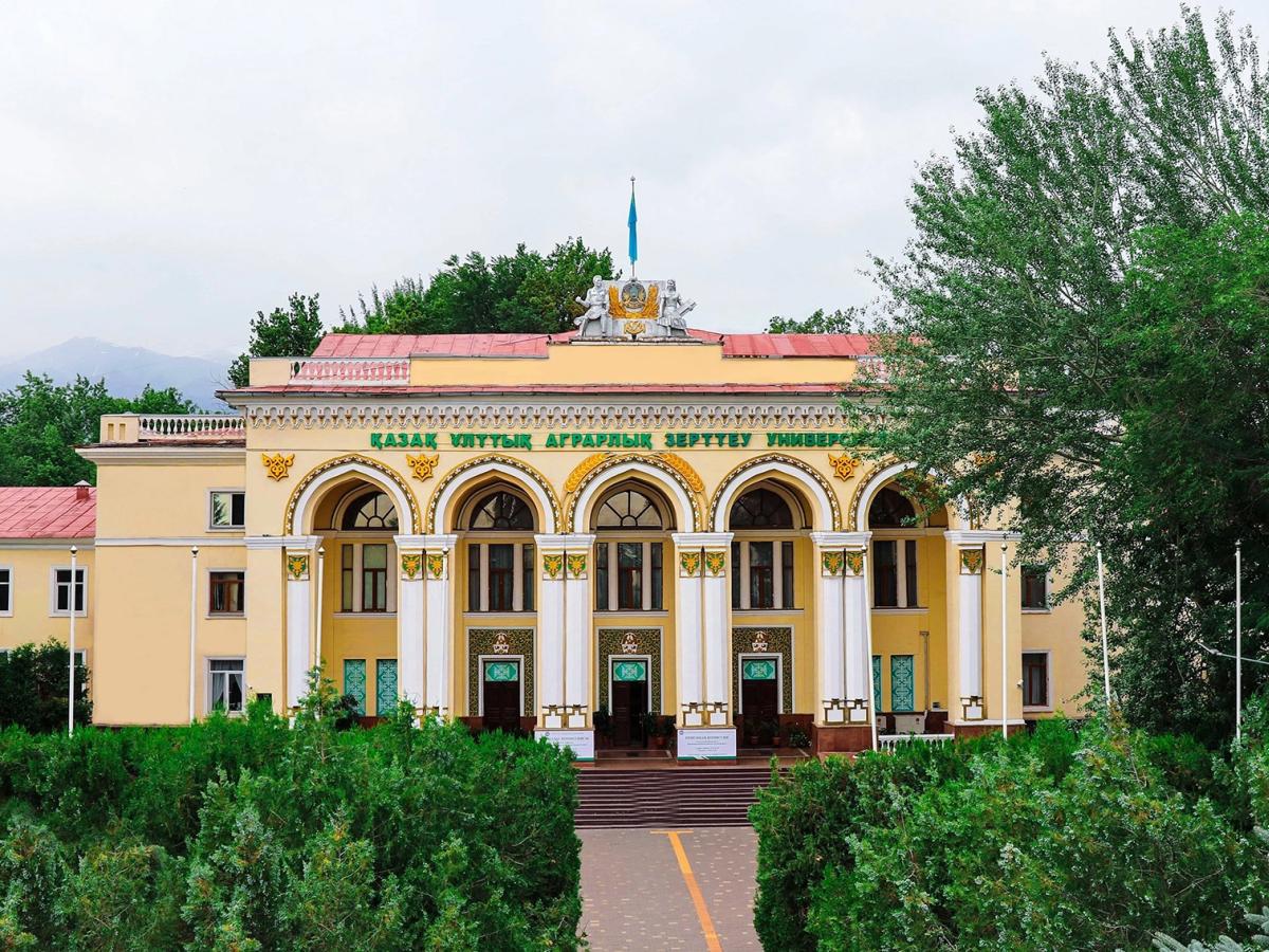 哈萨克斯坦国立农业研究型大学KazNARU官网主楼建筑实景，仅作院校识别，不代表具体项目授课地点或出境要求。