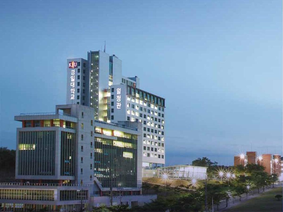 韩国庆一大学校园建筑夜景，来自校方2026学年度招生册，仅作院校识别，不代表具体项目授课地点或出境要求。