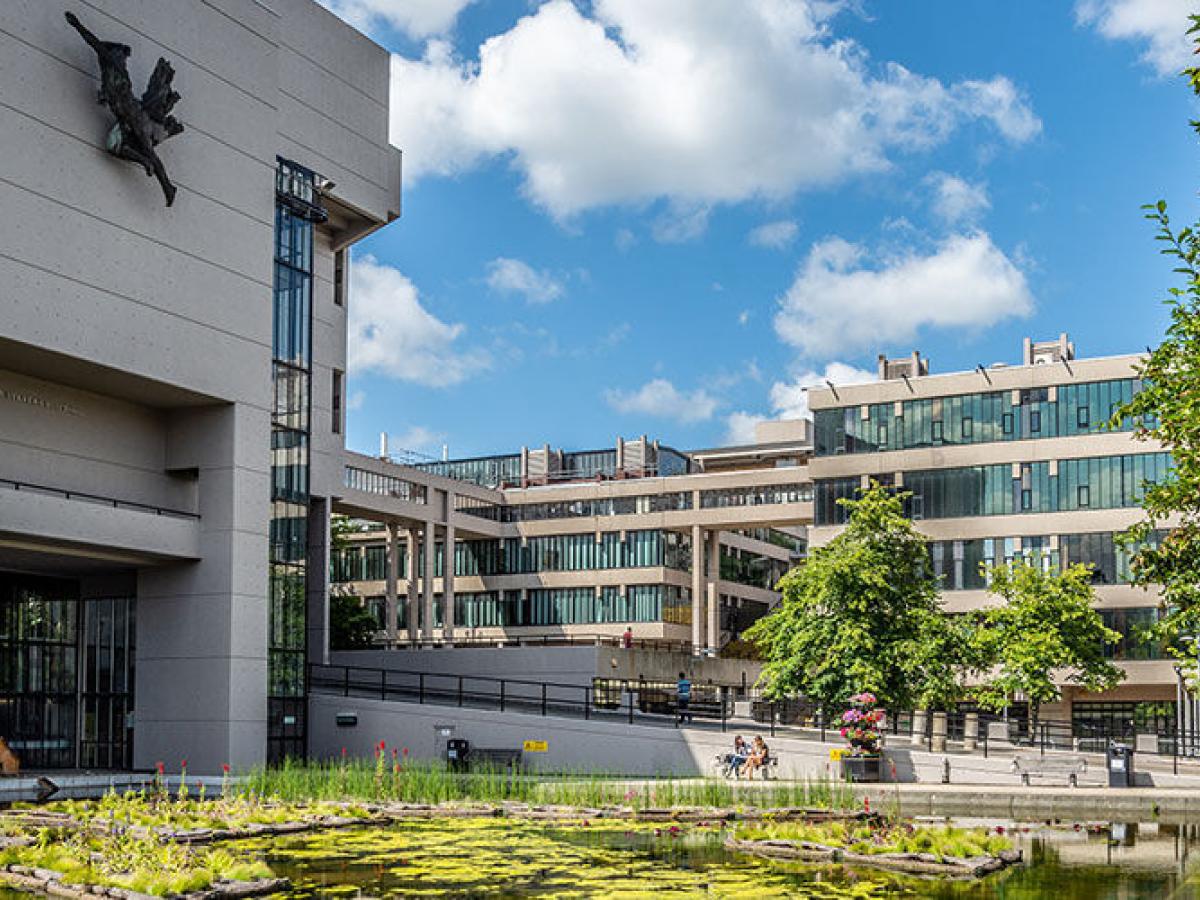 英国利兹大学官网Roger Stevens大楼及水池实景，仅作院校识别，不代表具体项目授课地点或出境要求。
