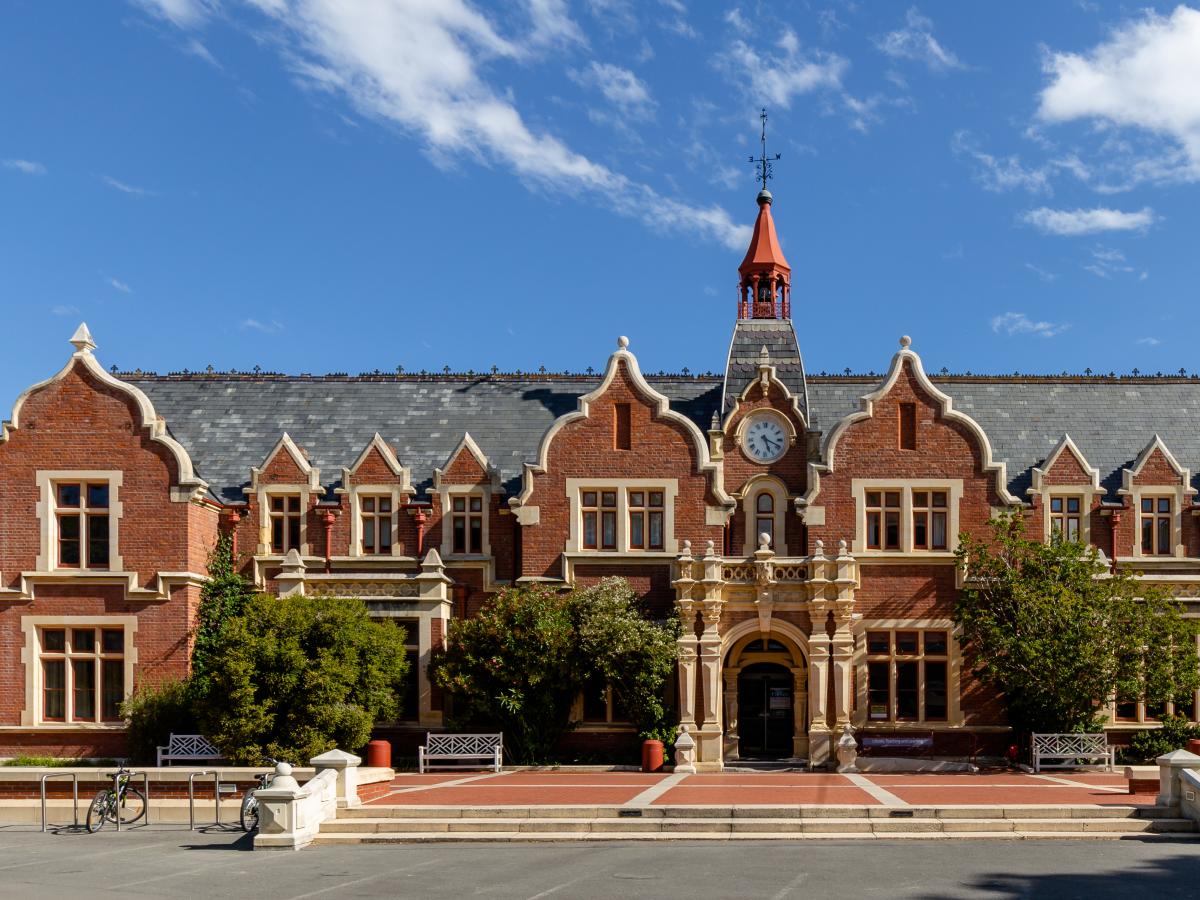 新西兰林肯大学 Ivey Hall 建筑正面与钟塔实景（2019年照片），仅作院校识别，不代表具体项目授课地点或出境要求。