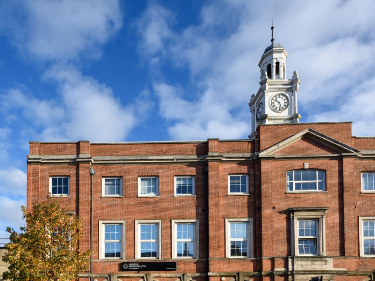 London Metropolitan University 官网 Holloway Road 钟楼照片，仅作院校识别，不代表项目实际授课地点或出境要求。