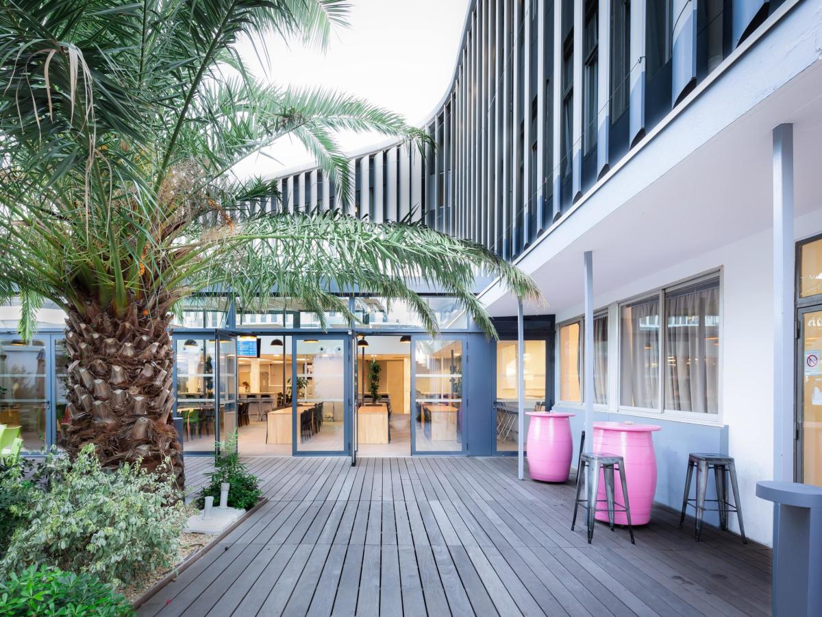 蒙彼利埃高等商学院官网校园建筑与庭院实景，仅作院校识别，不代表具体项目授课地点或出境要求。