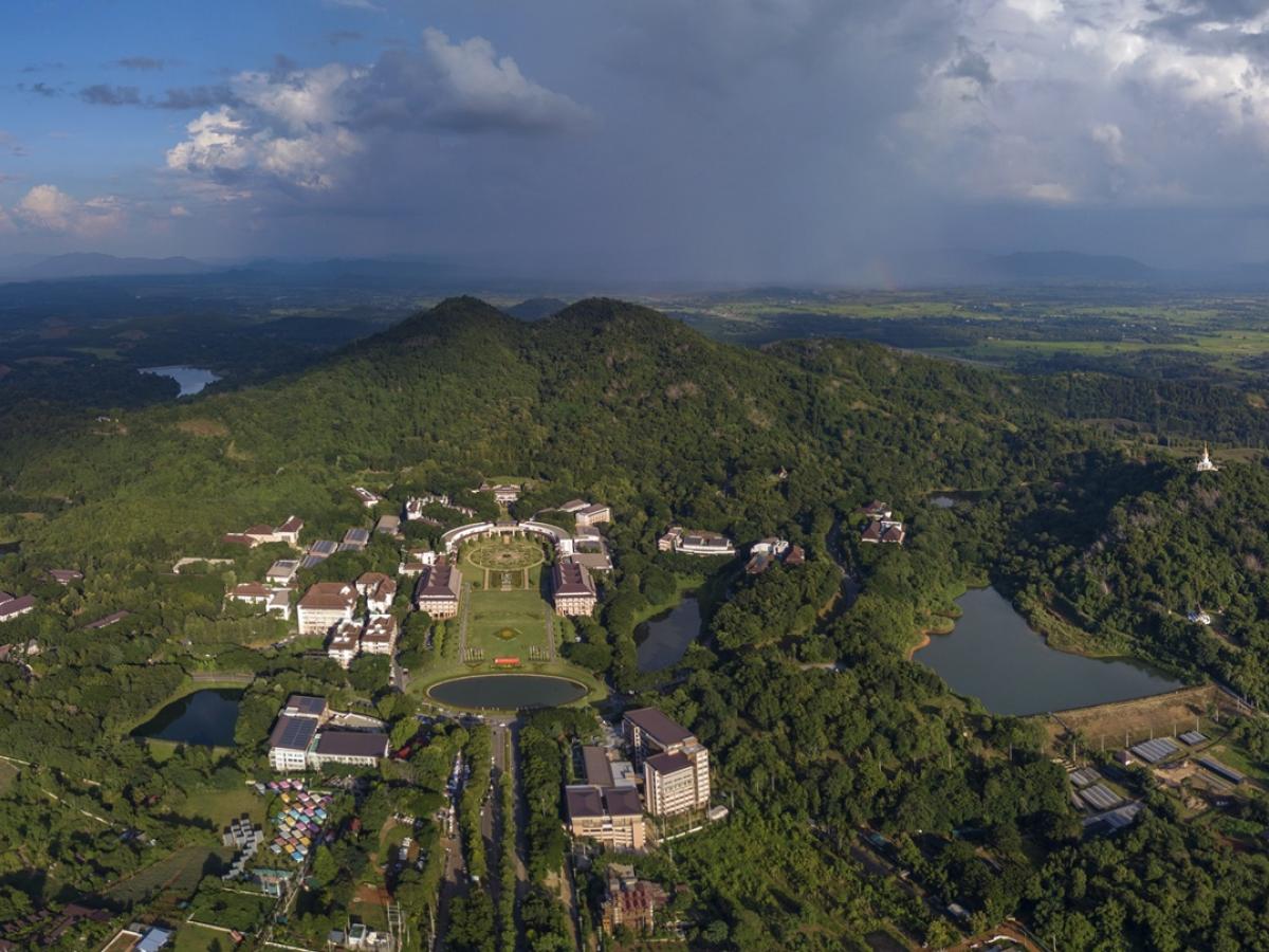 泰国皇太后大学官网校园及中央校舍建筑群航拍实景，仅作院校识别，不代表具体项目授课地点或出境要求。