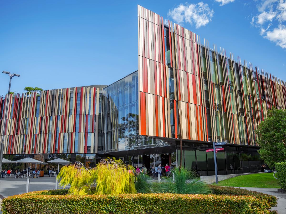 澳大利亚麦考瑞大学图书馆建筑实景（历史资料照片），仅作院校识别，不代表具体项目授课地点或出境要求。