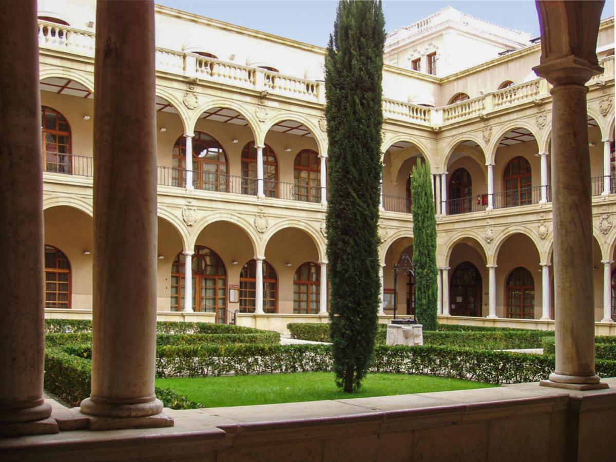 西班牙穆尔西亚大学 La Merced 校区庭院柱廊实景（2004年历史照片），仅作院校识别，不代表具体项目授课地点或出境要求。
