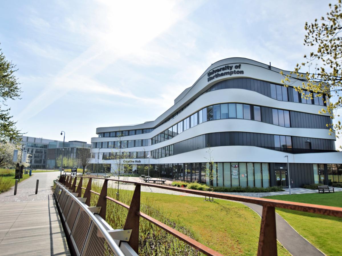 英国北安普顿大学 Waterside 校区 Creative Hub 建筑实景（2020年历史照片），仅作院校识别，不代表具体项目授课地点或出境要求。