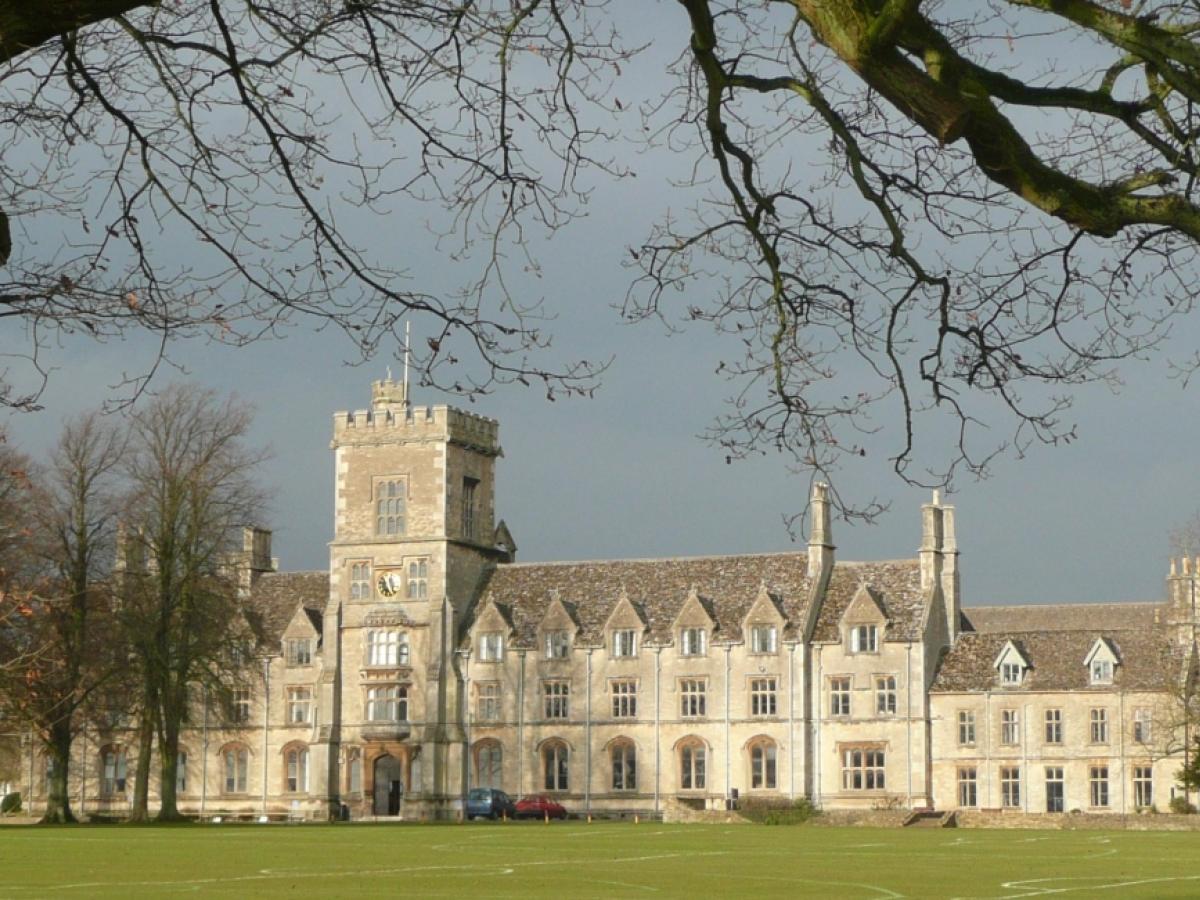 英国皇家农业大学官网主楼及钟楼建筑照片，仅作院校识别，不代表具体项目授课地点或出境要求。
