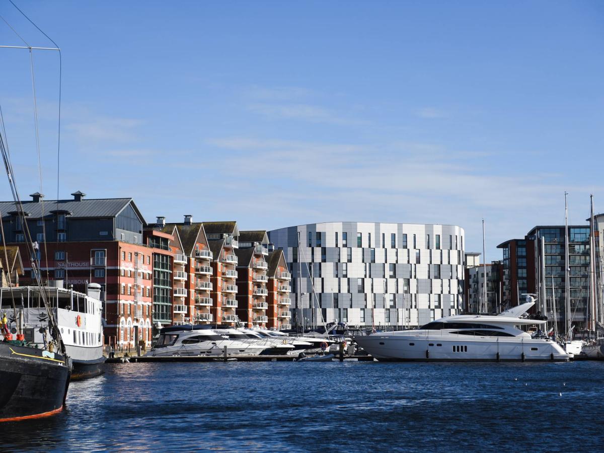 英国萨福克大学官网Waterfront校区建筑照片，仅作院校识别，不代表相关MBA班型实际授课地点或出境要求。