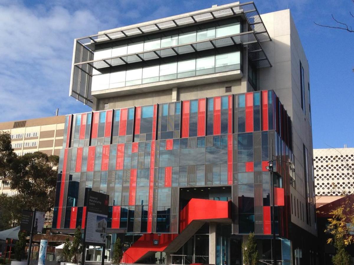 澳大利亚斯威本科技大学 Hawthorn 校区 George Building 建筑实景（2013年历史照片），仅作院校识别，不代表具体项目授课地点或出境要求。
