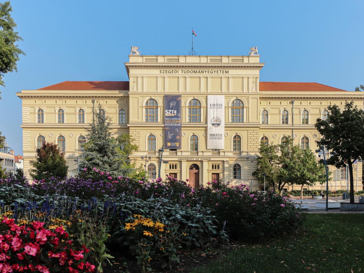 匈牙利塞格德大学官网主楼建筑及校名标识实景，仅作院校识别，不代表具体项目授课地点或出境要求。