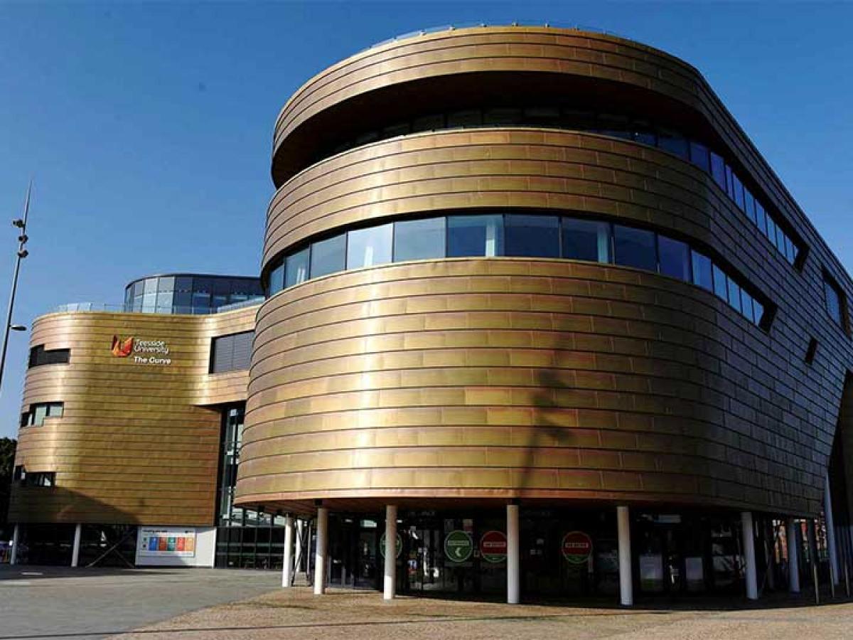 提赛德大学官网The Curve楼建筑实景，仅作院校识别，不代表具体项目授课地点或出境要求。