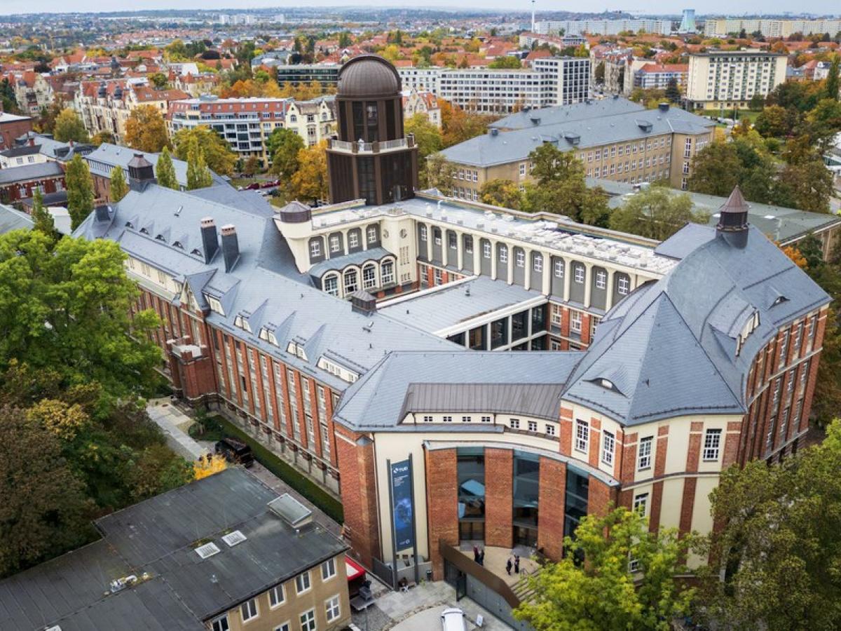 德累斯顿工业大学官网Beyer楼与天文台塔楼航拍实景，仅作院校识别，不代表具体项目授课地点或出境要求。
