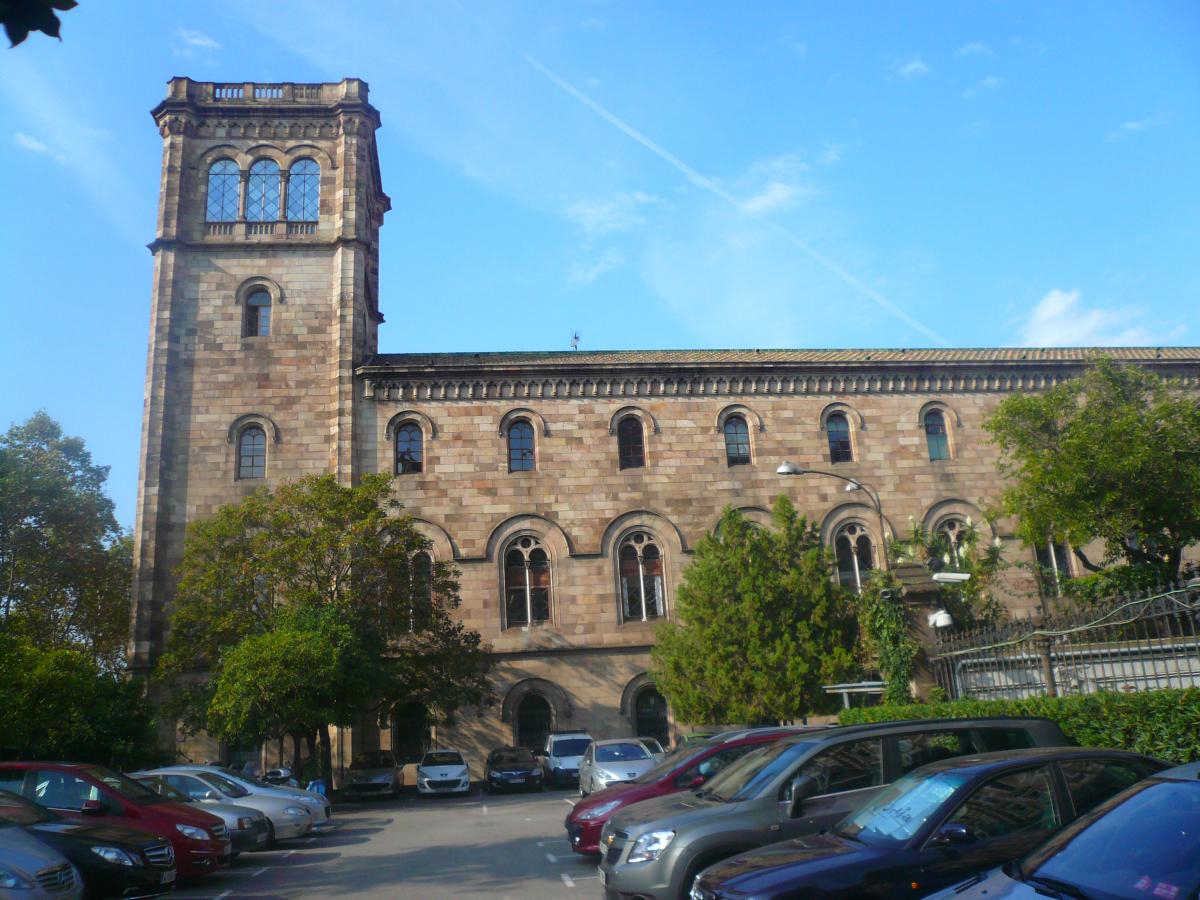 巴塞罗那大学历史校舍塔楼与建筑外观实景，仅作院校识别，不代表具体项目授课地点或出境要求。