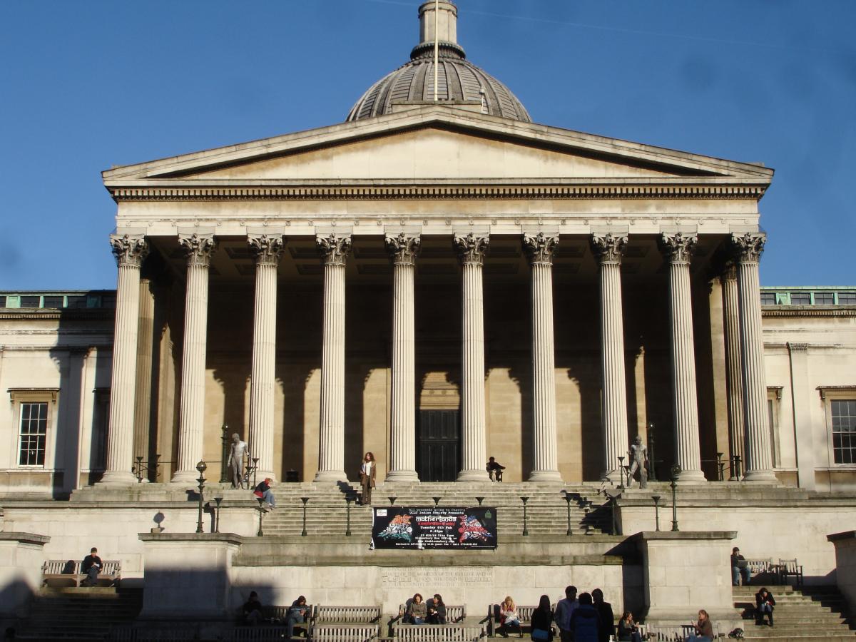英国伦敦大学学院 UCL 主楼门廊建筑实景（2007年历史照片），仅作院校识别，不代表具体项目授课地点或出境要求。