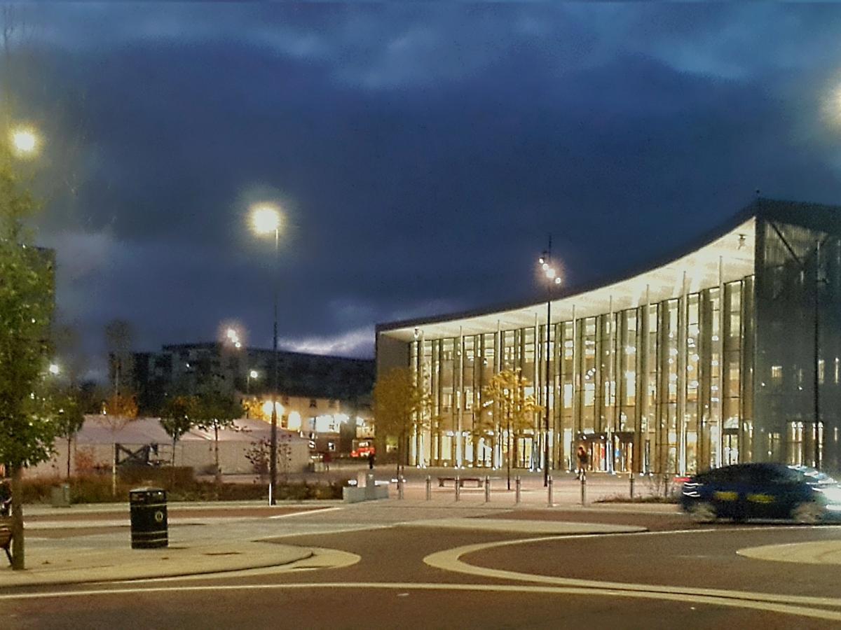 英国兰开夏大学普雷斯顿大学广场及学生中心历史夜景，仅作院校识别，不代表授课地点。
