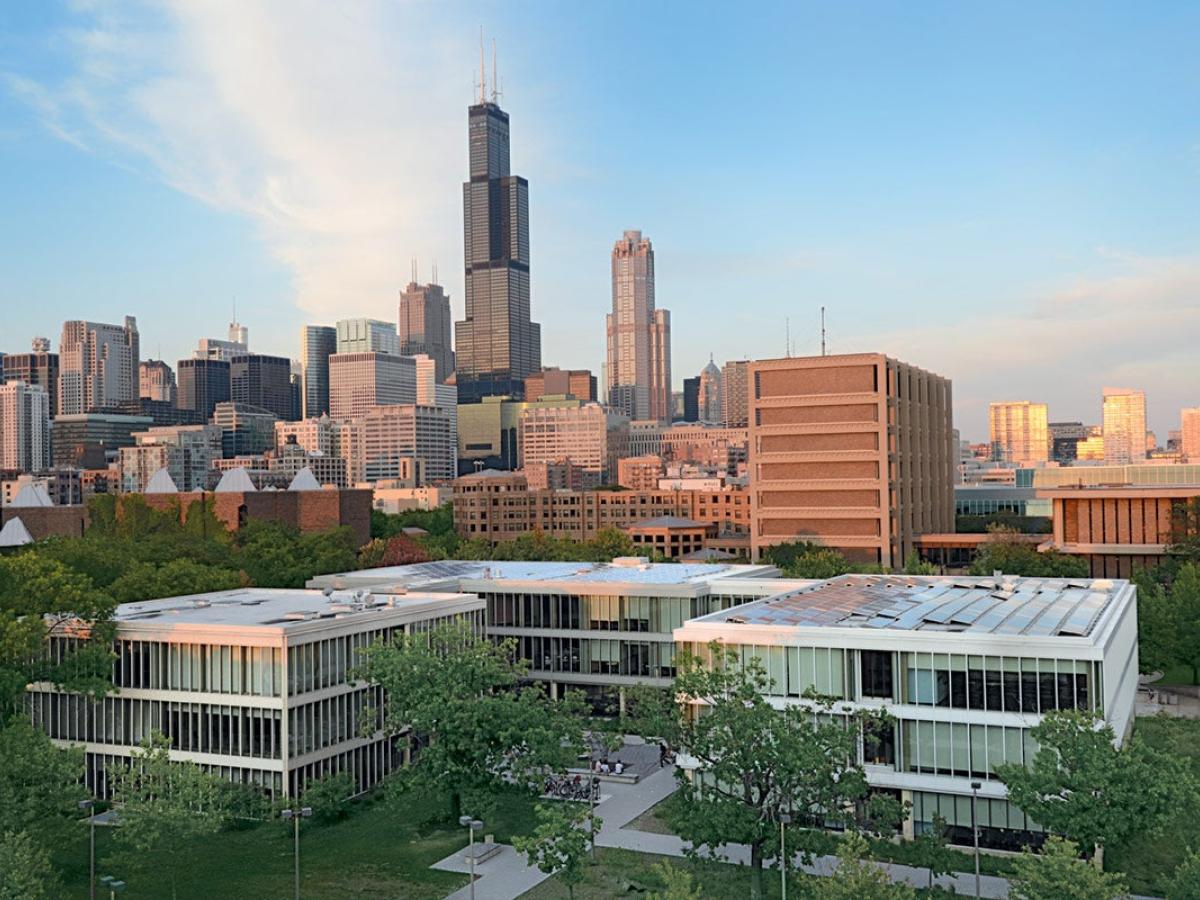 伊利诺伊大学芝加哥校区 UIC 的 Douglass Hall；对应本站已收录CMBA项目，非香槟校区或整个系统的统一教学地点。
