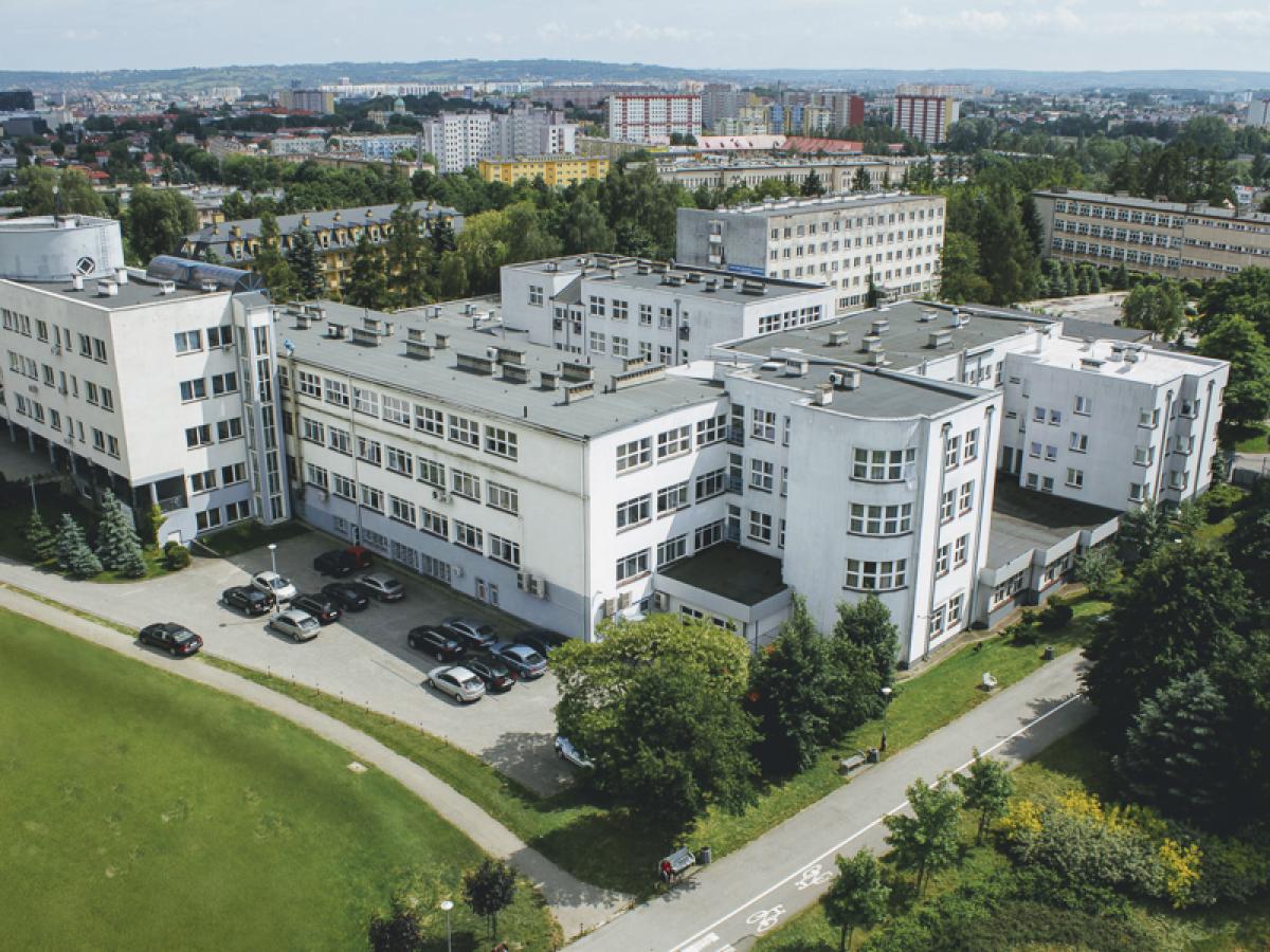 波兰热舒夫信息技术与管理大学官网热舒夫校区教学楼航拍实景，仅作院校识别，不代表具体项目授课地点或出境要求。