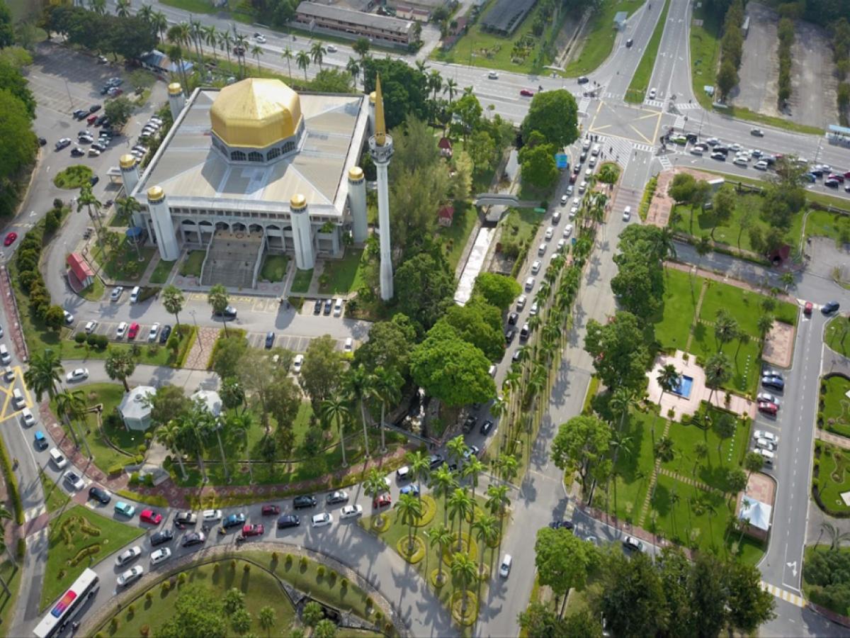 马来西亚国立大学官网校园清真寺及校门景观航拍实景，仅作院校识别，不代表具体项目授课地点或出境要求。