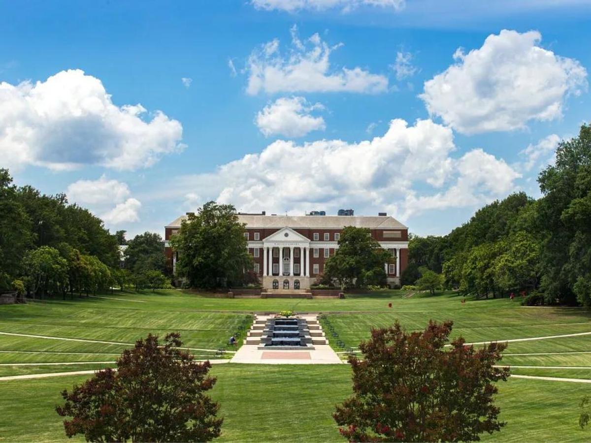 马里兰大学College Park校区McKeldin Mall及建筑实景，仅作院校识别。
