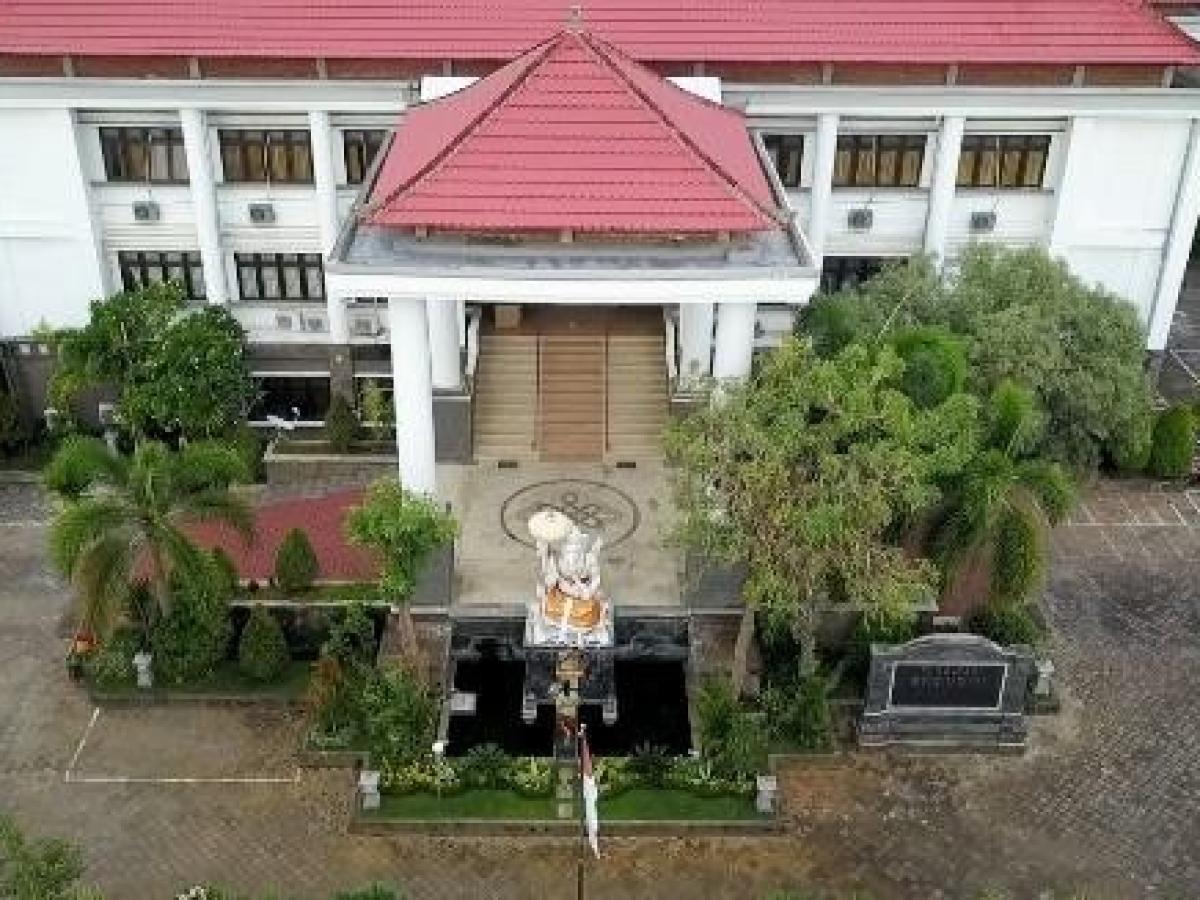 印度尼西亚迦尼萨教育大学经济学院建筑正面，来自校方设施介绍，仅作院校识别，不代表具体项目授课地点或出境要求。