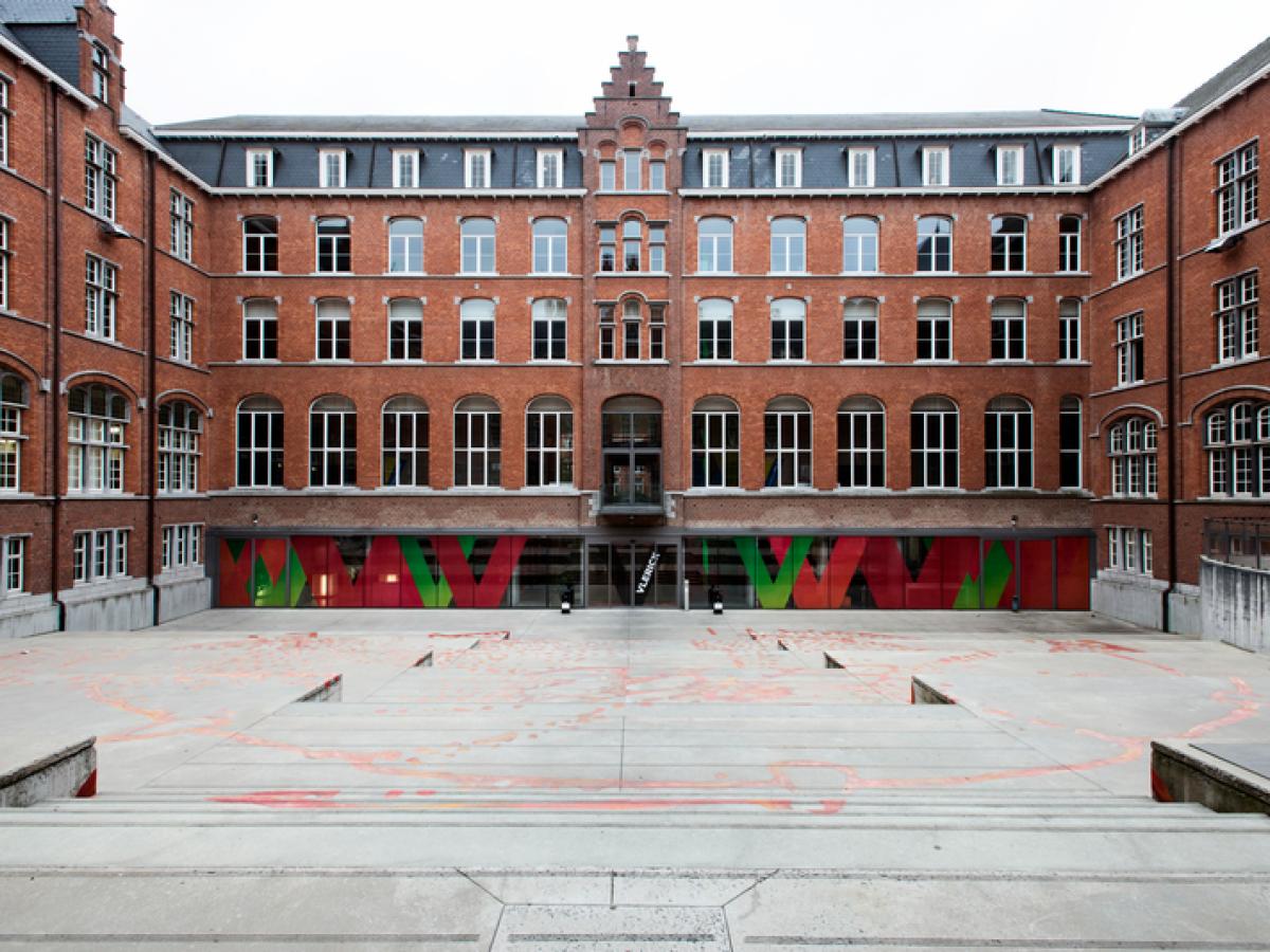 弗拉瑞克商学院官网根特校区红砖校舍及庭院实景，仅作院校识别，不代表具体项目授课地点或出境要求。