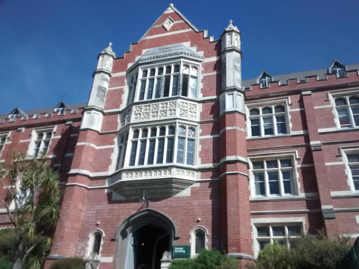 惠灵顿维多利亚大学 Hunter Building 正面建筑与名牌实景（2014年照片），仅作院校识别，不代表具体项目授课地点或出境要求。