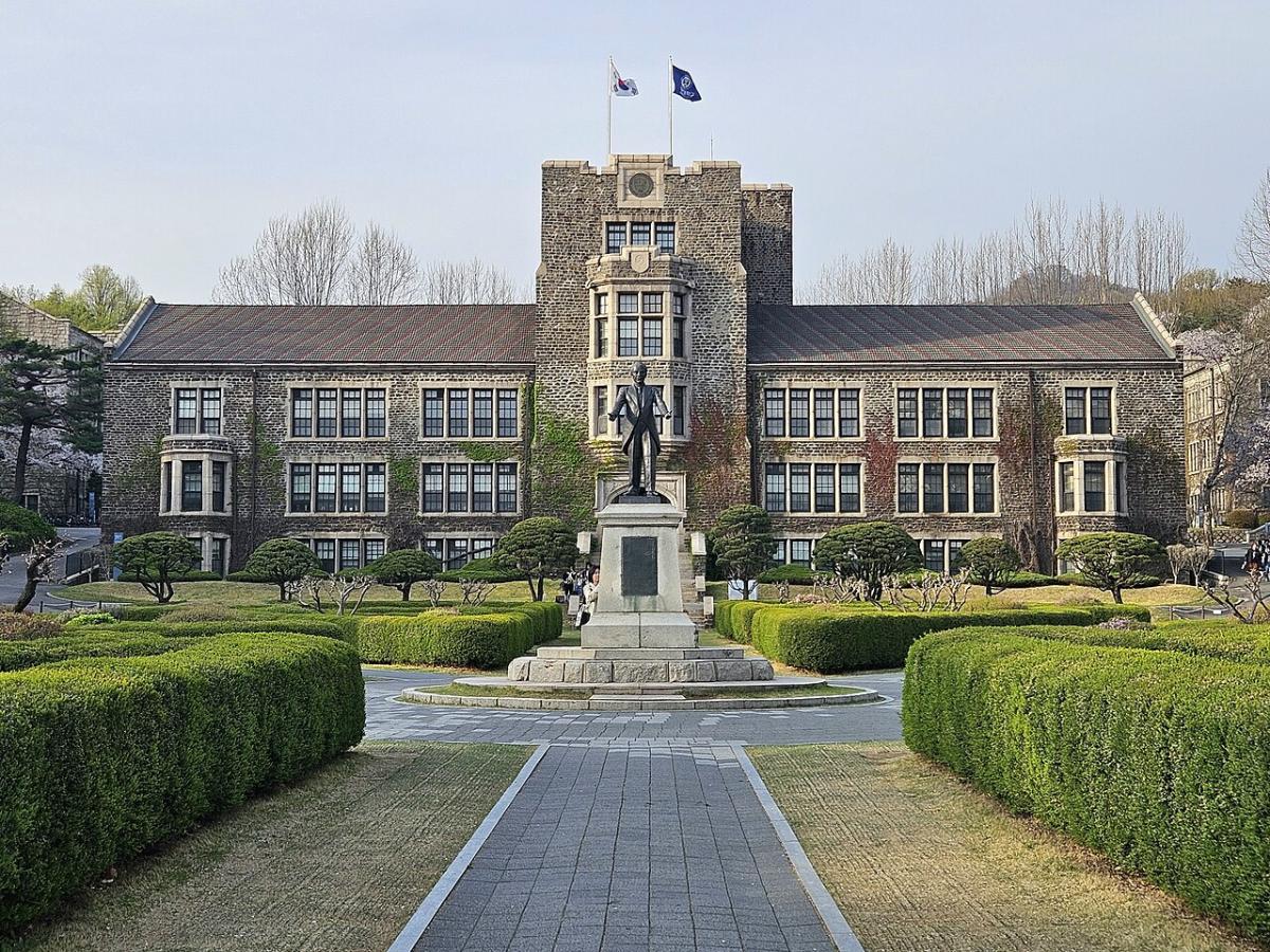 延世大学Underwood Hall主楼及雕像实景，仅作院校识别，不代表具体项目授课地点或出境要求。