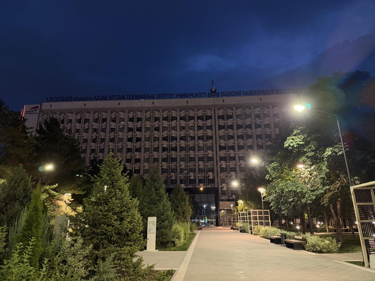 哈萨克国立技术大学主楼夜景，摄影 LittleT889，CC BY 4.0