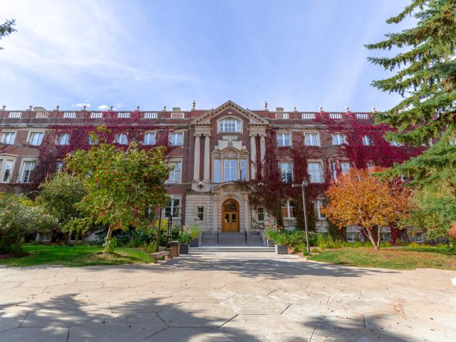 加拿大阿尔伯塔大学 Arts Building 建筑实景（2013年历史照片），仅作院校识别，不代表具体项目所属学院、授课地点或出境要求。