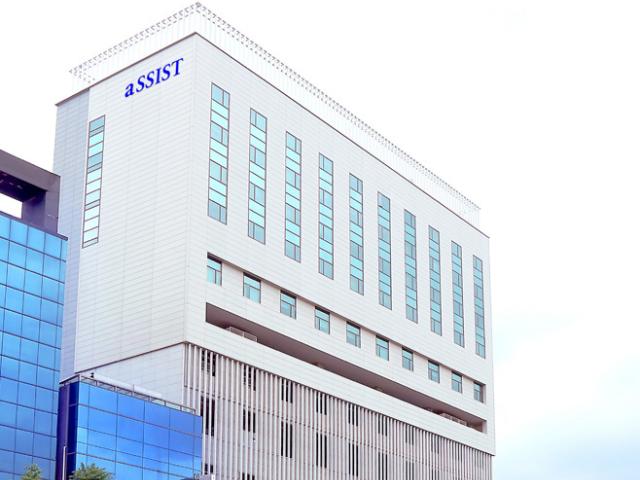 韩国首尔科学综合大学院大学aSSIST官方2024年手册中的校舍与楼顶校名照片，仅作院校识别，不代表具体项目授课地点或出境要求。