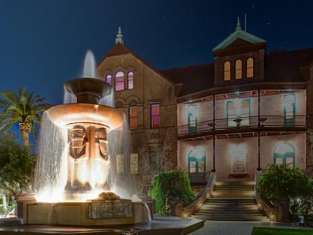亚利桑那州立大学官方 Old Main 建筑与喷泉夜景，仅作院校识别，不代表项目实际授课地点或出境要求。