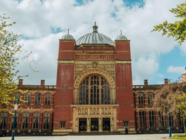 伯明翰大学官网Aston Webb建筑照片，仅作院校识别，不代表具体项目实际授课地点或出境要求。