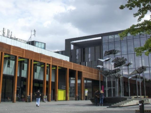 牛津布鲁克斯大学官方英国Headington校区John Henry Brookes大楼照片，仅作院校识别，不代表合作项目实际授课地点或出境要求。
