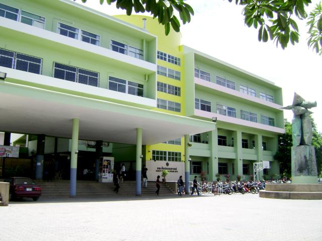 泰国东方大学美术与应用艺术学院建筑实景（2009年历史照片），仅作院校识别，不代表护理项目授课楼宇、具体授课地点或出境要求。