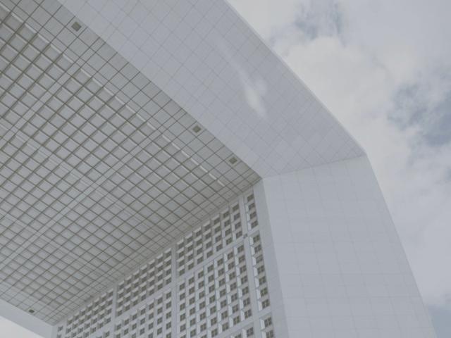 巴黎学院大拱门校区所在建筑局部，取自2025年项目手册；仅作院校识别，不代表具体项目授课地点或出境要求。