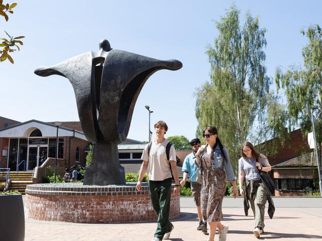切斯特大学官网Exton Park校园人物照片，仅作院校识别；教育领导力市场目录条目待单项简章核实，图片不证明该项目开设、实际学员或授课地点。