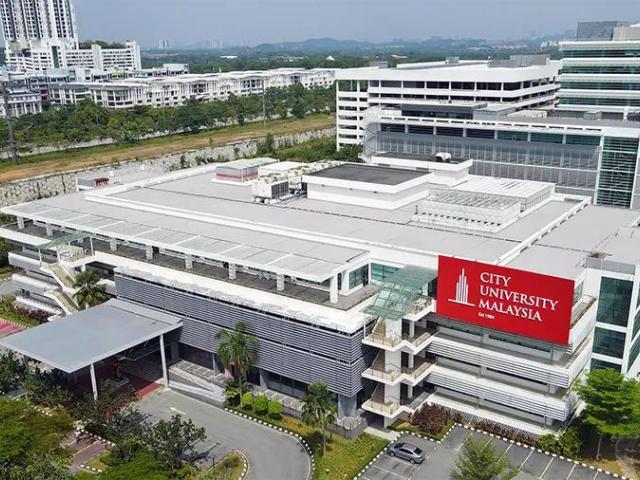 马来西亚城市大学赛城校区建筑航拍实景，仅作院校识别，不代表具体项目授课地点或出境要求。