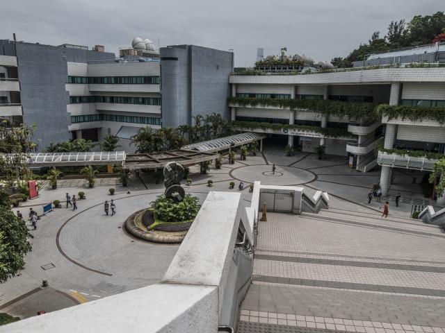 香港城市大学主庭院与教学楼实景（2016年照片），仅作院校识别，不代表具体项目授课地点或出境要求。