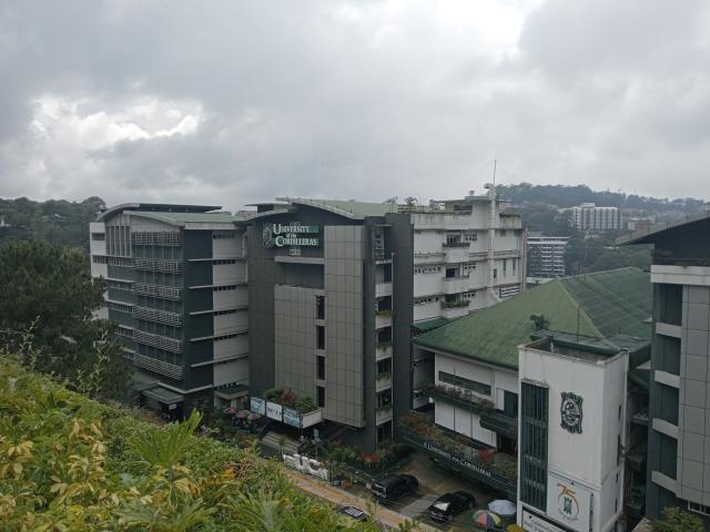 菲律宾凯迪雷拉大学校园建筑与校名实景（2022年历史照片），仅作院校识别，不代表具体项目授课地点或出境要求。